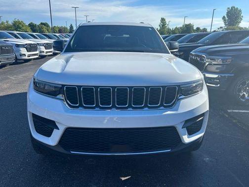 Bright White Clearcoat 2025 Jeep Grand Cherokee Laredo