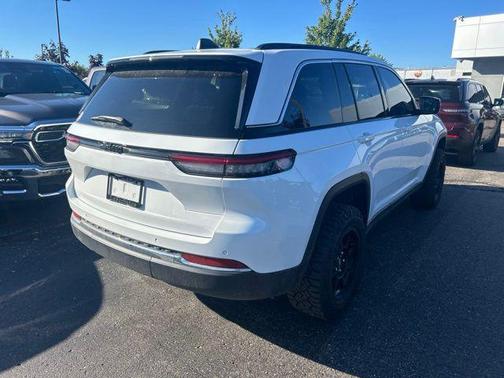 Bright White Clearcoat 2025 Jeep Grand Cherokee Laredo