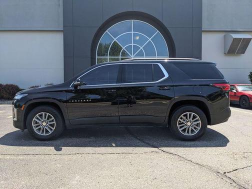 Black Metallic 2023 Chevrolet Traverse LT Cloth