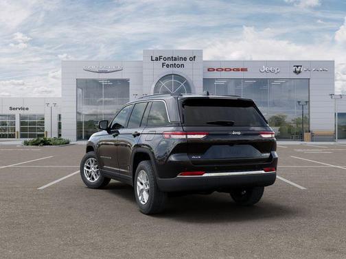 Diamond Black Crystal Pearlcoat 2026 Jeep Grand Cherokee Altitude