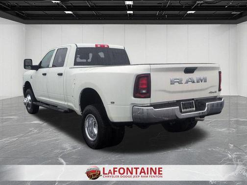 Bright White Clearcoat 2026 RAM 3500 Tradesman Crew Cab 4x4 8' Box