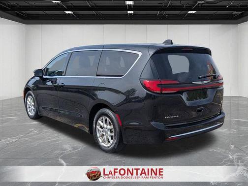 Brilliant Black Crystal Pearlcoat 2023 Chrysler Pacifica Touring L