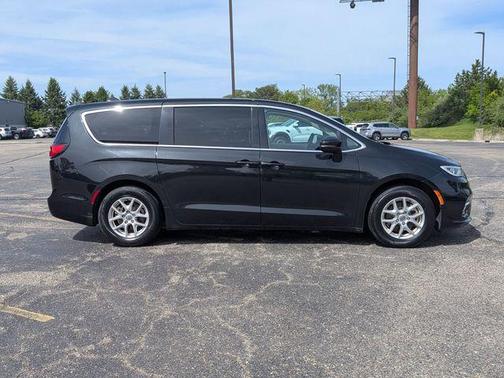 Brilliant Black Crystal Pearlcoat 2023 Chrysler Pacifica Touring L