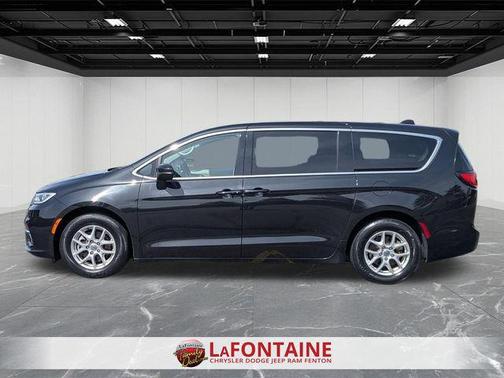 Brilliant Black Crystal Pearlcoat 2023 Chrysler Pacifica Touring L