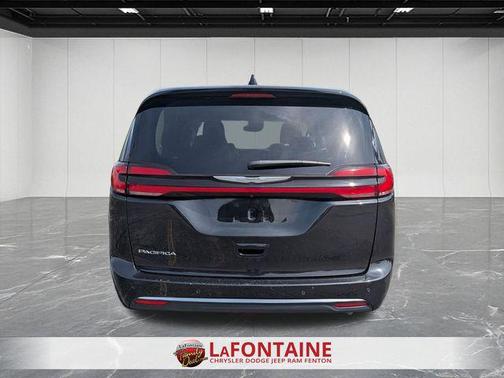 Brilliant Black Crystal Pearlcoat 2023 Chrysler Pacifica Touring L