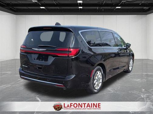 Brilliant Black Crystal Pearlcoat 2023 Chrysler Pacifica Touring L
