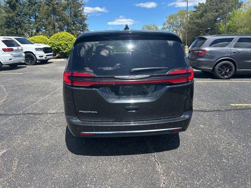Brilliant Black Crystal Pearlcoat 2023 Chrysler Pacifica Touring L