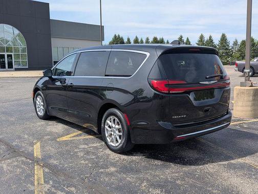 Brilliant Black Crystal Pearlcoat 2023 Chrysler Pacifica Touring L