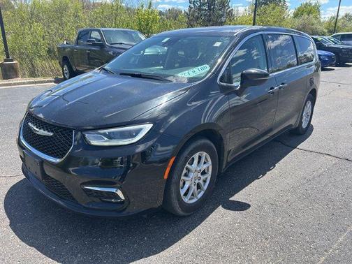 Brilliant Black Crystal Pearlcoat 2023 Chrysler Pacifica Touring L