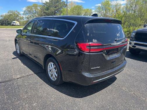 Brilliant Black Crystal Pearlcoat 2023 Chrysler Pacifica Touring L