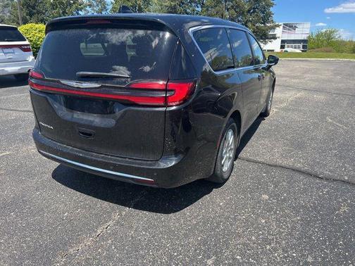 Brilliant Black Crystal Pearlcoat 2023 Chrysler Pacifica Touring L