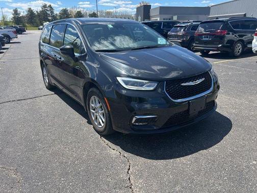 Brilliant Black Crystal Pearlcoat 2023 Chrysler Pacifica Touring L