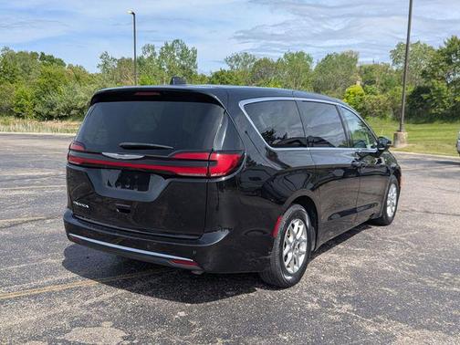 Brilliant Black Crystal Pearlcoat 2023 Chrysler Pacifica Touring L
