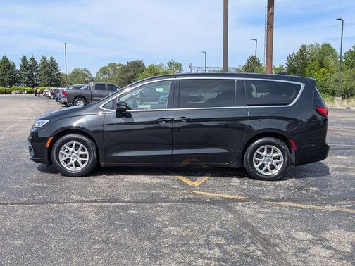 Brilliant Black Crystal Pearlcoat 2023 Chrysler Pacifica Touring L