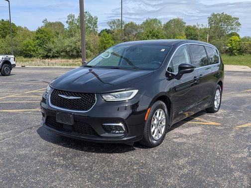 Brilliant Black Crystal Pearlcoat 2023 Chrysler Pacifica Touring L
