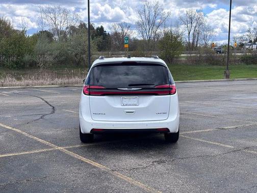 Bright White Clearcoat 2023 Chrysler Pacifica Limited