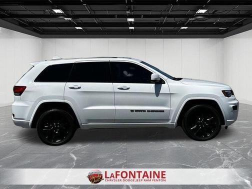 Bright White Clearcoat 2022 Jeep Grand Cherokee Laredo