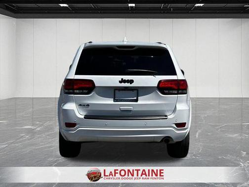 Bright White Clearcoat 2022 Jeep Grand Cherokee Laredo