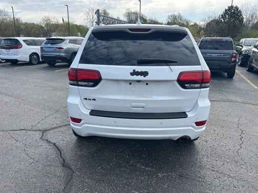 Bright White Clearcoat 2022 Jeep Grand Cherokee Laredo