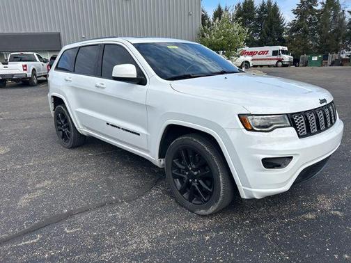 Bright White Clearcoat 2022 Jeep Grand Cherokee Laredo