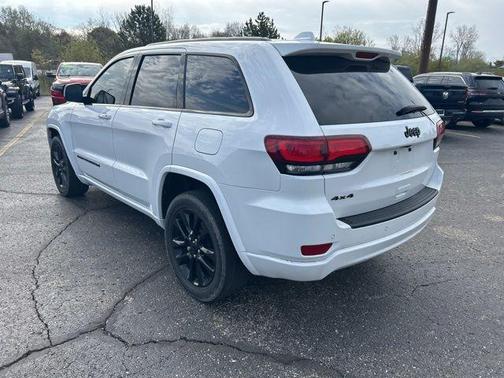 Bright White Clearcoat 2022 Jeep Grand Cherokee Laredo
