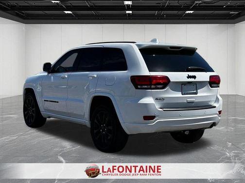 Bright White Clearcoat 2022 Jeep Grand Cherokee Laredo
