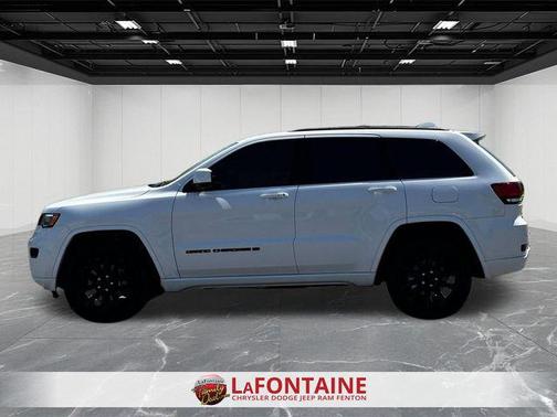 Bright White Clearcoat 2022 Jeep Grand Cherokee Laredo