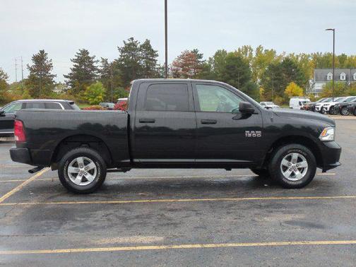 Brilliant Black Crystal Pearlcoat 2017 RAM 1500 Express