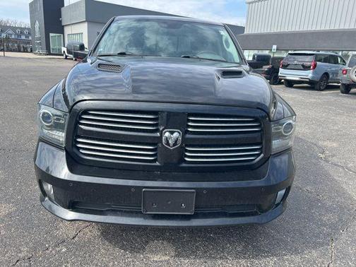Brilliant Black Crystal Pearl 2016 RAM 1500 Sport