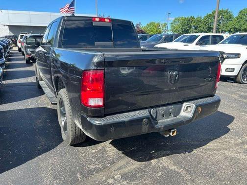 Brilliant Black Crystal Pearlcoat 2018 RAM 1500 Big Horn