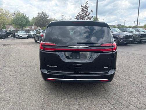 Brilliant Black Crystal Pearlcoat 2023 Chrysler Pacifica Touring L