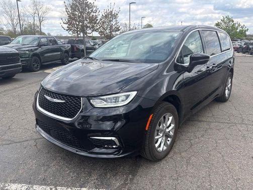 Brilliant Black Crystal Pearlcoat 2023 Chrysler Pacifica Touring L