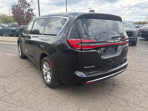 Brilliant Black Crystal Pearlcoat 2023 Chrysler Pacifica Touring L