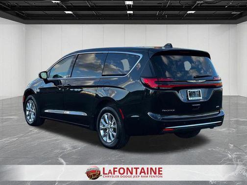 Brilliant Black Crystal Pearlcoat 2023 Chrysler Pacifica Touring L