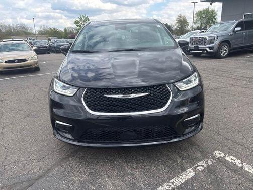 Brilliant Black Crystal Pearlcoat 2023 Chrysler Pacifica Touring L