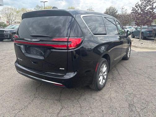 Brilliant Black Crystal Pearlcoat 2023 Chrysler Pacifica Touring L