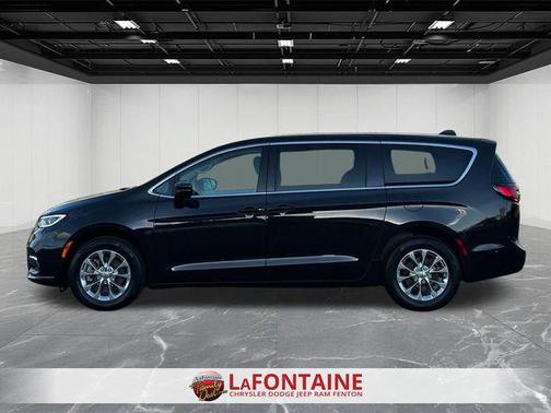 Brilliant Black Crystal Pearlcoat 2023 Chrysler Pacifica Touring L