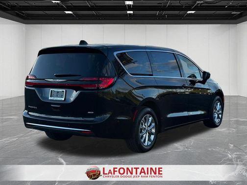 Brilliant Black Crystal Pearlcoat 2023 Chrysler Pacifica Touring L