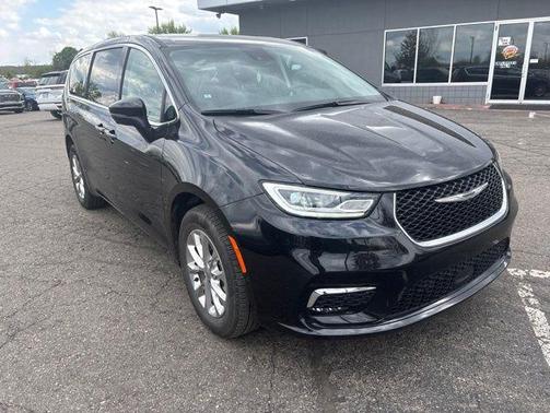 Brilliant Black Crystal Pearlcoat 2023 Chrysler Pacifica Touring L
