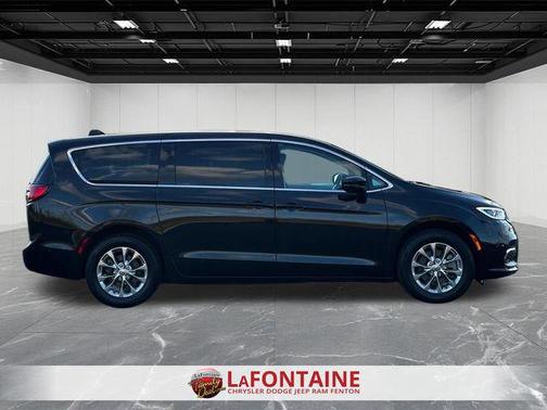 Brilliant Black Crystal Pearlcoat 2023 Chrysler Pacifica Touring L