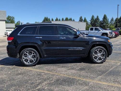 Diamond Black Crystal Pearlcoat 2019 Jeep Grand Cherokee Overland