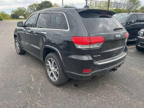 Diamond Black Crystal Pearlcoat 2019 Jeep Grand Cherokee Overland