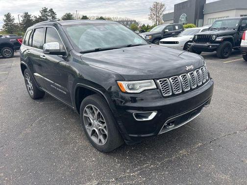 Diamond Black Crystal Pearlcoat 2019 Jeep Grand Cherokee Overland
