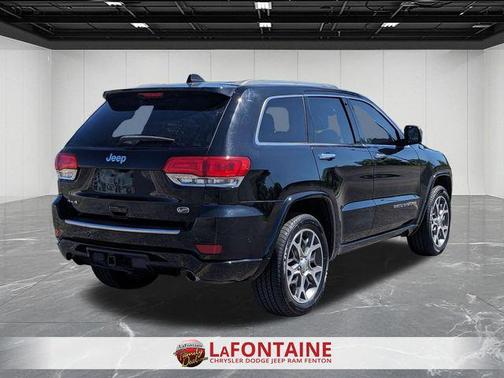 Diamond Black Crystal Pearlcoat 2019 Jeep Grand Cherokee Overland