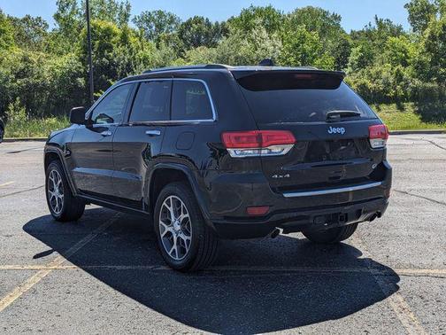 Diamond Black Crystal Pearlcoat 2019 Jeep Grand Cherokee Overland