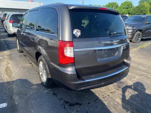 2016 Chrysler Town & Country Touring-L