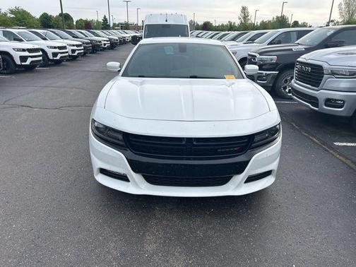 White 2017 Dodge Charger SXT