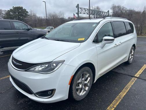 Bright White Clearcoat 2018 Chrysler Pacifica Limited