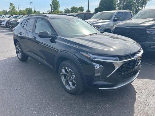 Black Metallic 2025 Chevrolet Trax LT