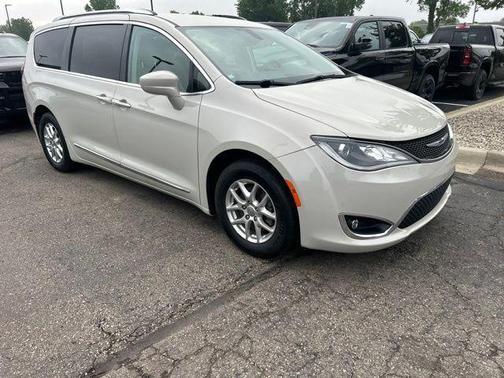 Luxury White Pearlcoat 2020 Chrysler Pacifica Touring L